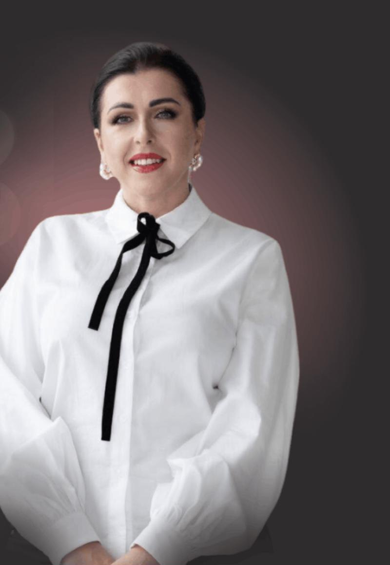 Елена Навоенко улыбается, белая рубашка с чёрным бантом